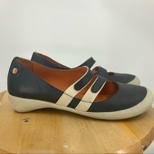 Softinos by London fly maryJane  low heel shoe